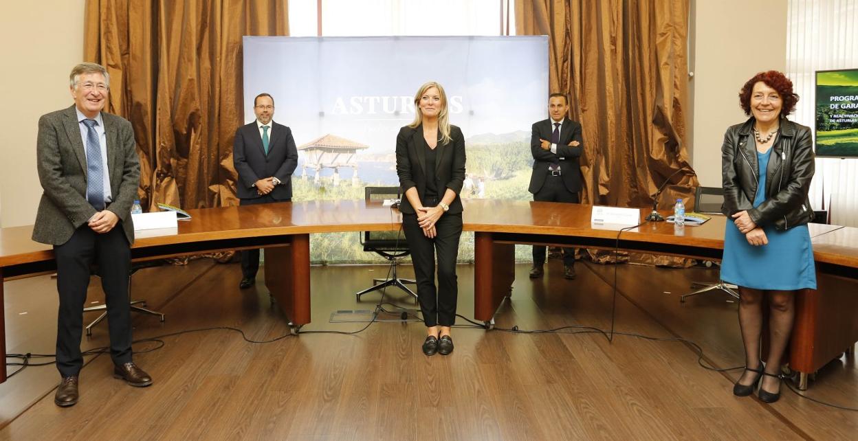 Íñigo Fernández (Asociación de Operadores Turísticos y Agencias de Viajes), Julio Bobes (de la mesa de Turismo de Fade), la viceconsejera Graciela Blanco, Fernando Corral (Otea) y Cecilia Pérez (FACC). 