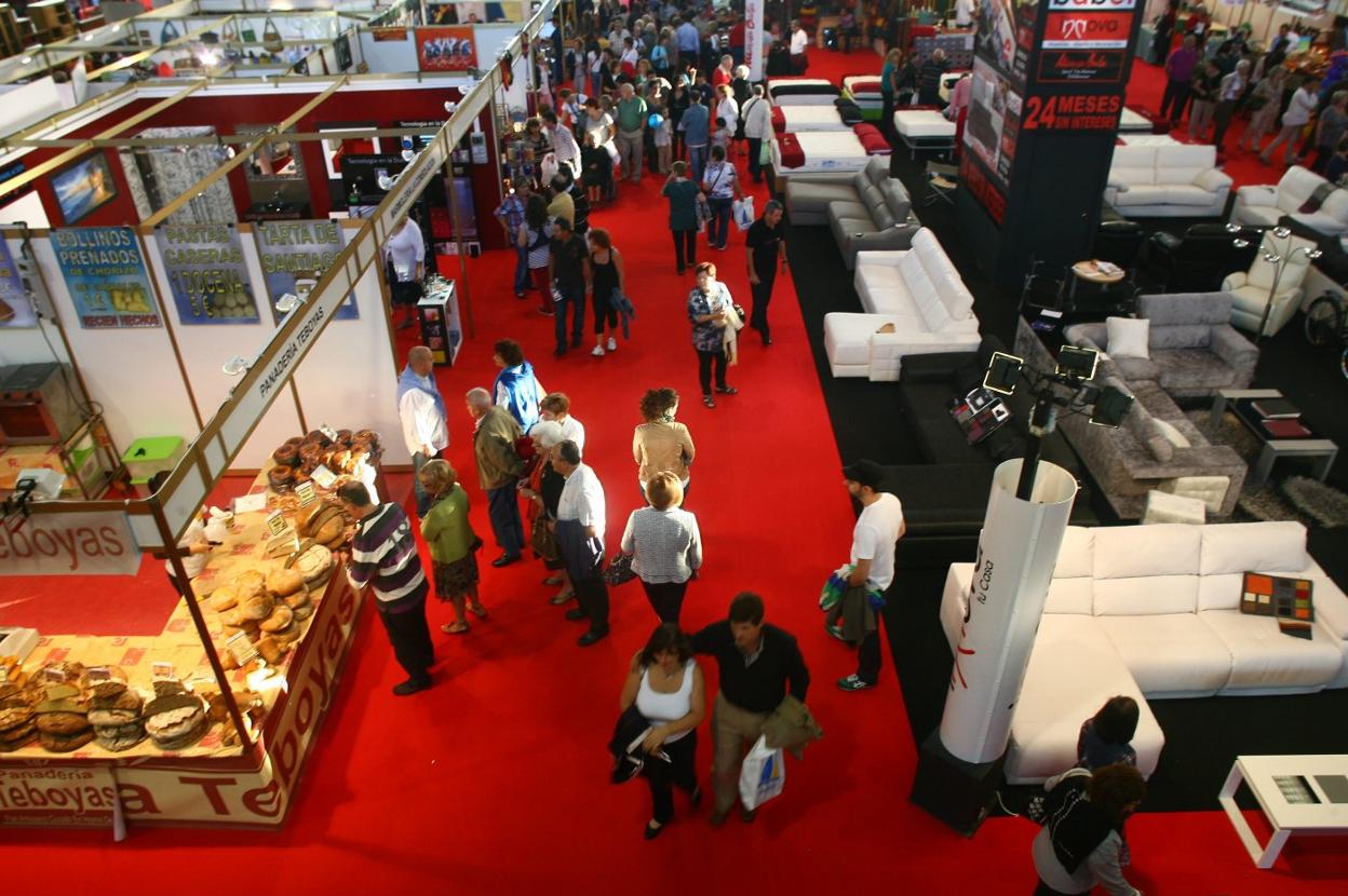 Visitantes en la Feria de Muestras de Avilés y Comarca, un evento que dejó de celebrarse. 