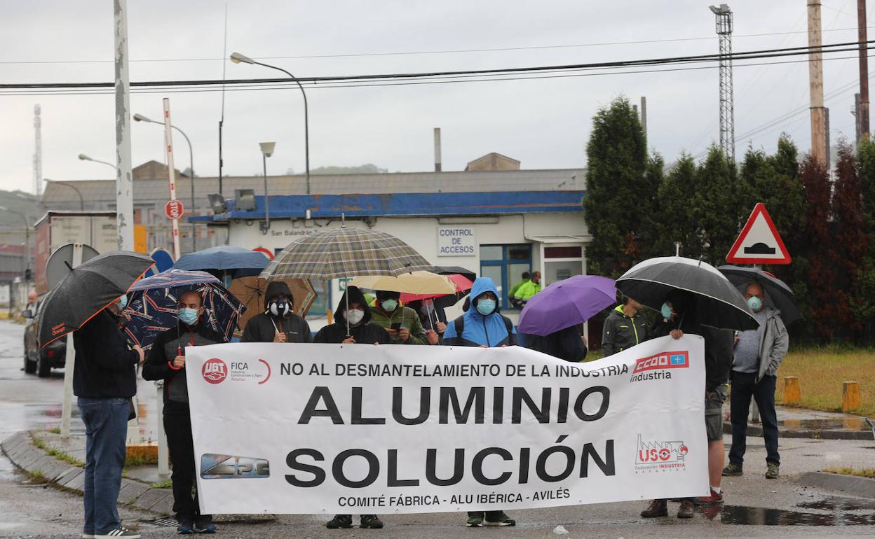 Trabajadores de Alu Ibérica se concentran en el acceso a la planta de Avilés para reclamar una solución al conflicto. marieta