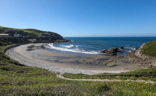 Asturias logra 13 banderas azules para sus playas, una más que el pasado año