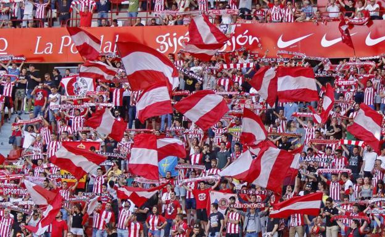 Afición del Sporting en un partido en el estadio de El Molinón. 