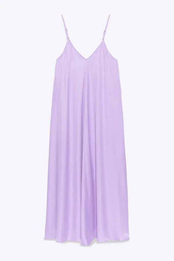 Vestido satinado con tirantes finos y en color malva de Zara, 25,95 euros.