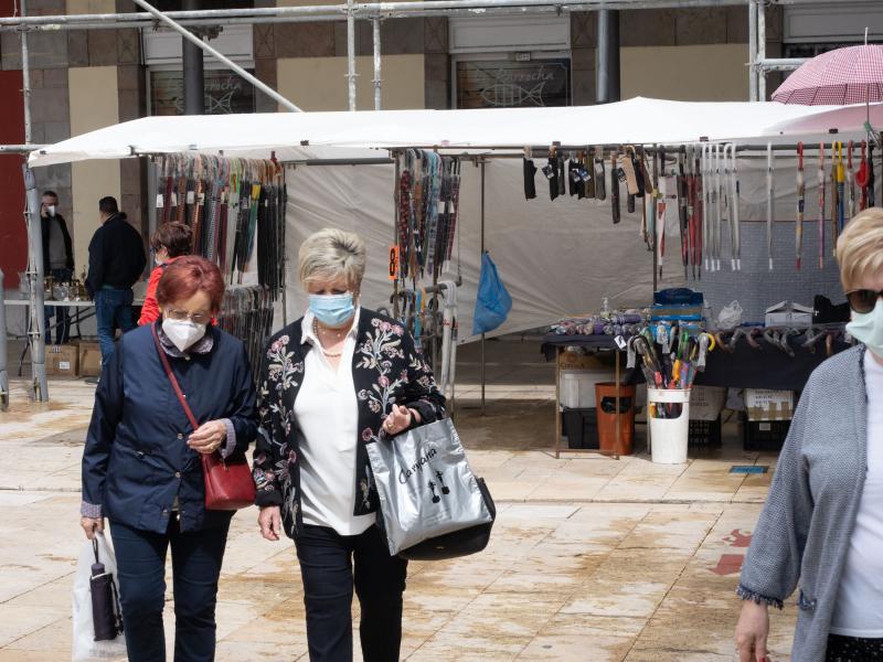 Fotos: La plaza, con mascarillas, geles y distancia social