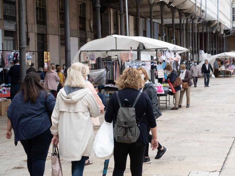 Fotos: La plaza, con mascarillas, geles y distancia social