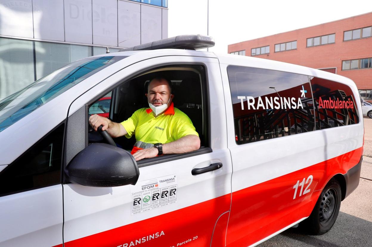 Crisis sanitaria. Carlos Paniceres, al pie del cañón, en una de las ambulancias de Transinsa. 