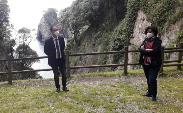 La consejera de Cultura, Política Llingüística y Turismo, Berta Piñán, en la cueva de El Pindal, en Pimiango. 