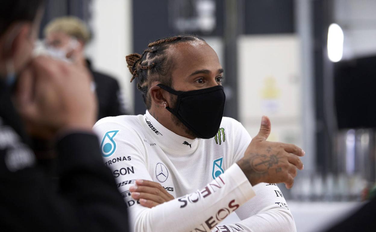 Lewis Hamilton, con su mascarilla negra. 