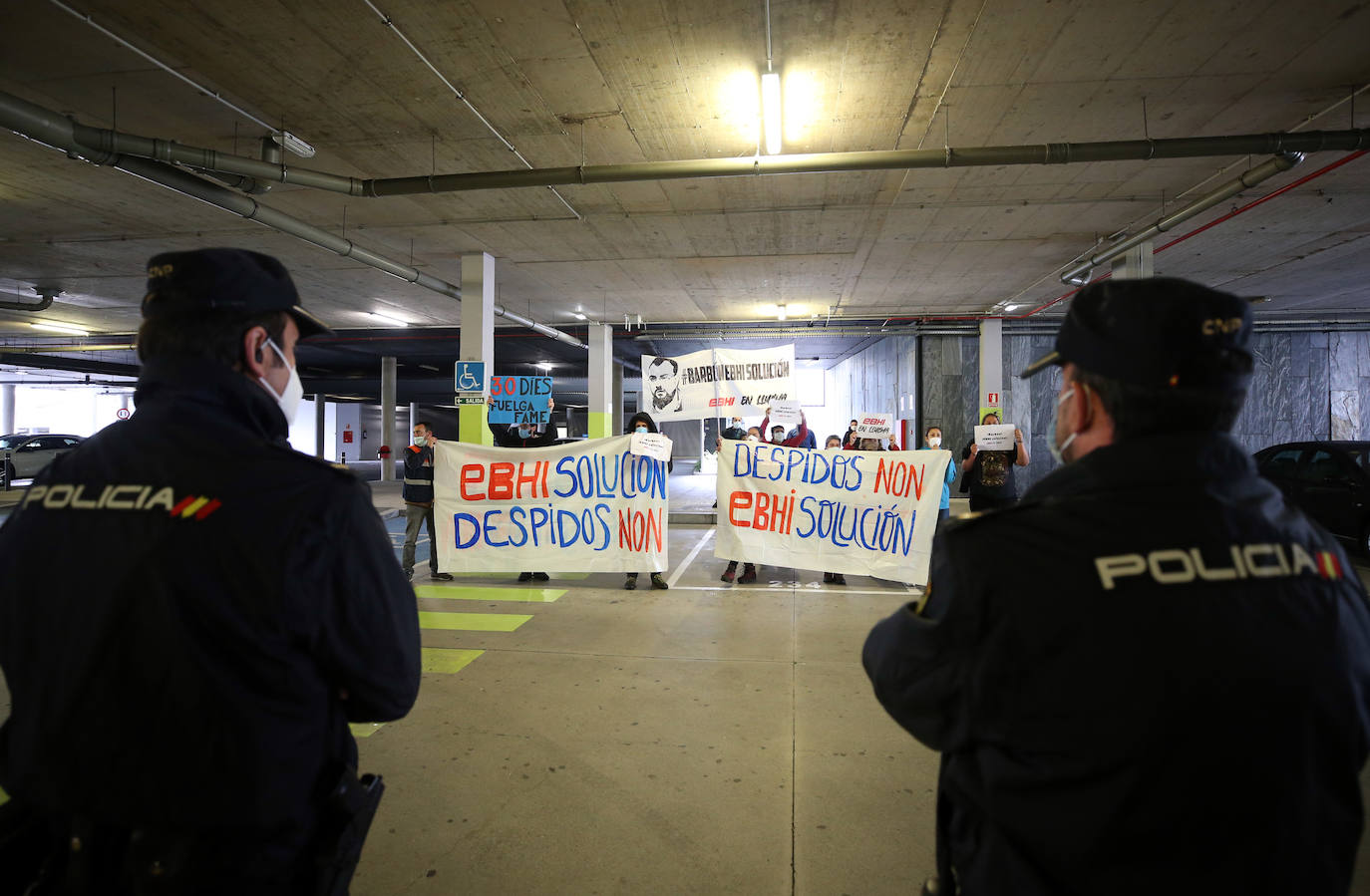 El Regimiento de Infantería Príncipe número 3 ha desmontado este jueves el hospital de campaña instalado en el aparcamiento del Hospital Universitario Central de Asturias el pasado 20 de marzo a causa de la pandemia del coronavirus. Al acto de clausura de la instalación, que nunca llegó a utilizarse, han acudido el presidente regional, Adrián Barbón; la delegada de Gobierno, Delia Losa y el Coronel Jefe del Regimiento, Alfonso Pardo de Santayana. Por otra parte, durante el acto tuvo lugar una protesta en solidaridad con los trabajadores de la EBHI. 