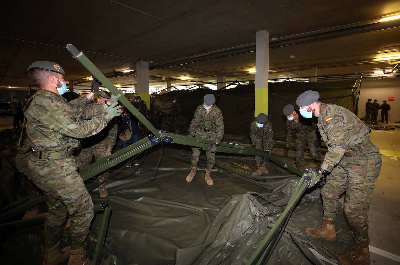 El Regimiento de Infantería Príncipe número 3 ha desmontado este jueves el hospital de campaña instalado en el aparcamiento del Hospital Universitario Central de Asturias el pasado 20 de marzo a causa de la pandemia del coronavirus. Al acto de clausura de la instalación, que nunca llegó a utilizarse, han acudido el presidente regional, Adrián Barbón; la delegada de Gobierno, Delia Losa y el Coronel Jefe del Regimiento, Alfonso Pardo de Santayana. Por otra parte, durante el acto tuvo lugar una protesta en solidaridad con los trabajadores de la EBHI. 