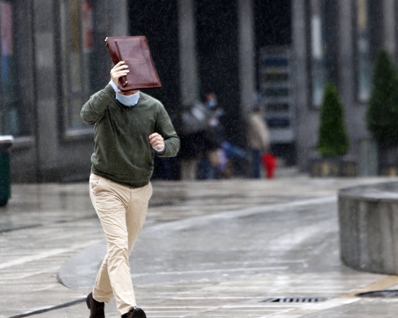 La borrasca ha hecho cambiar los termómetros y ha ocultado el sol de día precedentes. Y seguirá así hasta el fin de semana cuando se espera que se vuelvan a abrir claros.
