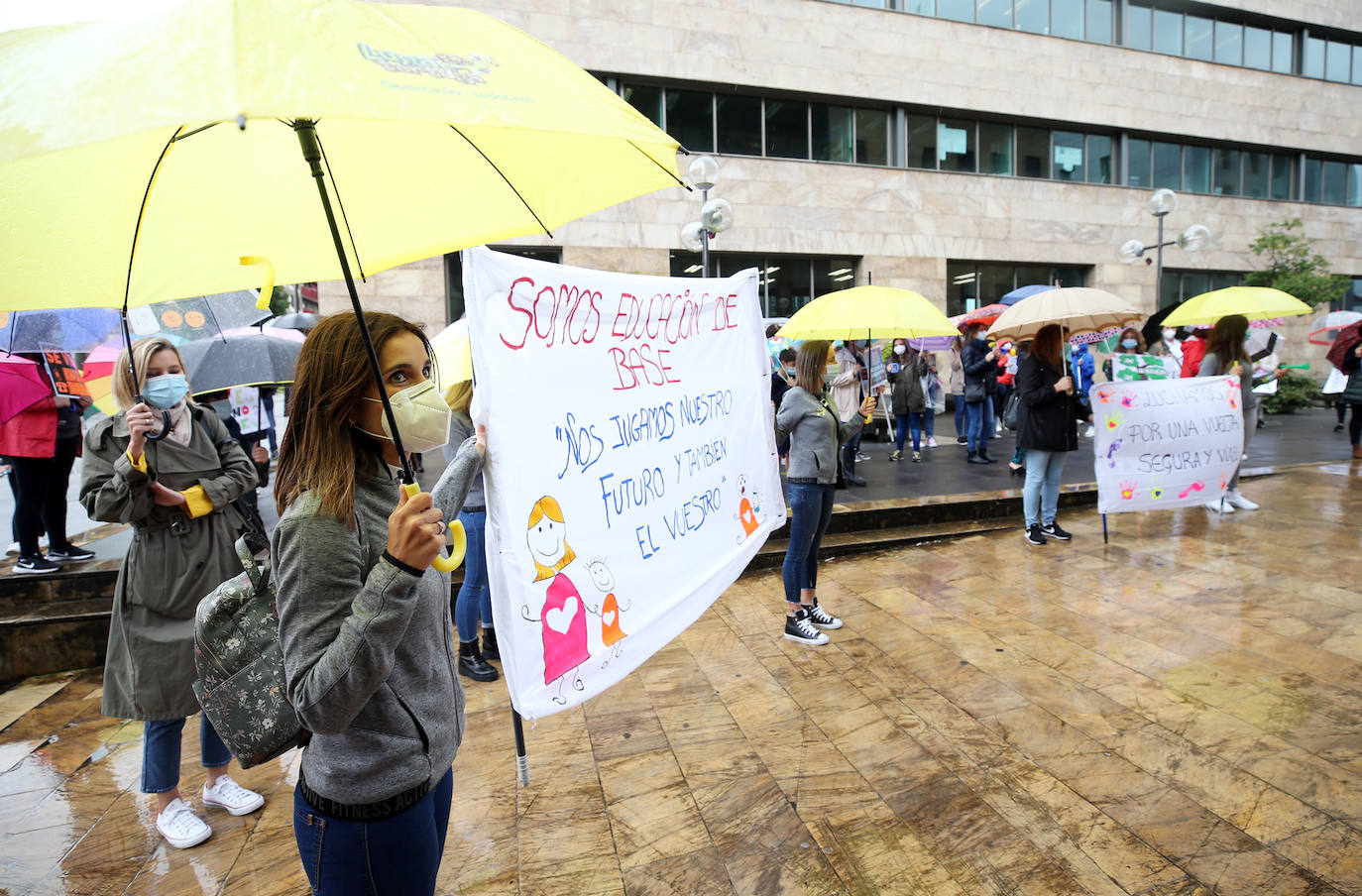 Las guarderías privadas de Asturias exigen el mismo trato que los centros públicos, que permanecen cerrados. «Si no nos ayudan nos vamos a quedar la mitad por el camino», lamentan una treintena de empresas privadas, que se han unido este jueves en Oviedo para defender sus intereses, en un momento en el que la Administración les permite reabrir sus puertas, siempre que cumplan los protocolos de seguridad que consideran «inasumibles». 