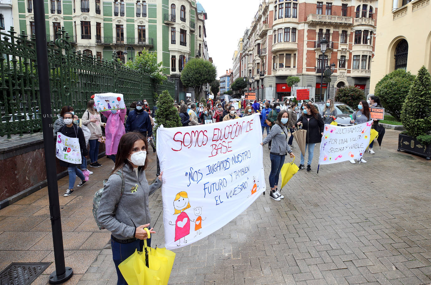 Las guarderías privadas de Asturias exigen el mismo trato que los centros públicos, que permanecen cerrados. «Si no nos ayudan nos vamos a quedar la mitad por el camino», lamentan una treintena de empresas privadas, que se han unido este jueves en Oviedo para defender sus intereses, en un momento en el que la Administración les permite reabrir sus puertas, siempre que cumplan los protocolos de seguridad que consideran «inasumibles». 