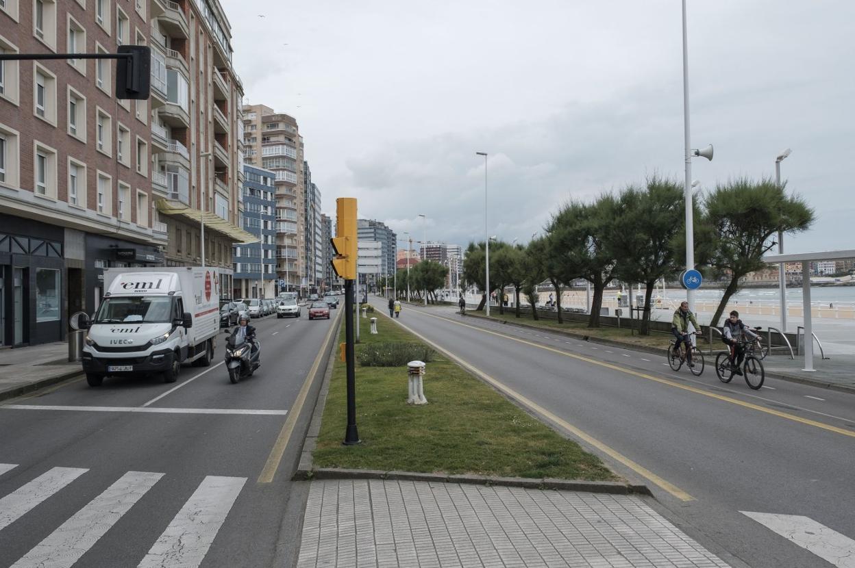 Los coches conservarán el carril más alejado de la playa, el otro tendrá un carril bici y el resto, desde la mediana hasta el paseo, será peatonal. 