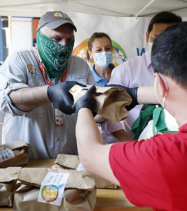 José Andrés colaboró en la entrega de alimentos. 