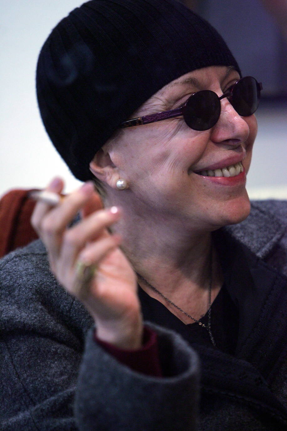 'Sin vergüenza' y '¿Por qué lo llaman amor cuando quieren decir sexo?' la coronaron con sendo premios Goya a mejor actriz de reparto, pero la carrera cinematográfica de Rosa María Sardá, fallecida a los 78 años, está plagada de títulos que le hicieron merecedora también de la Medalla de Oro de la Academia. A lo largo de su carrera ha compartido escena con muchos nombres conocidos del cine español como Fernando Fernán Gómez.