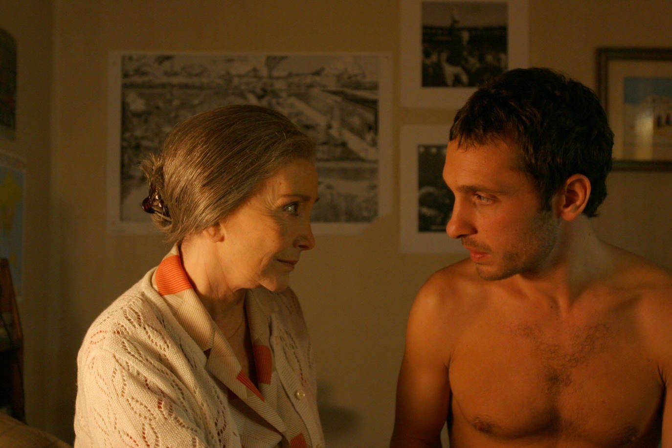 'Sin vergüenza' y '¿Por qué lo llaman amor cuando quieren decir sexo?' la coronaron con sendo premios Goya a mejor actriz de reparto, pero la carrera cinematográfica de Rosa María Sardá, fallecida a los 78 años, está plagada de títulos que le hicieron merecedora también de la Medalla de Oro de la Academia. A lo largo de su carrera ha compartido escena con muchos nombres conocidos del cine español como Fernando Fernán Gómez.