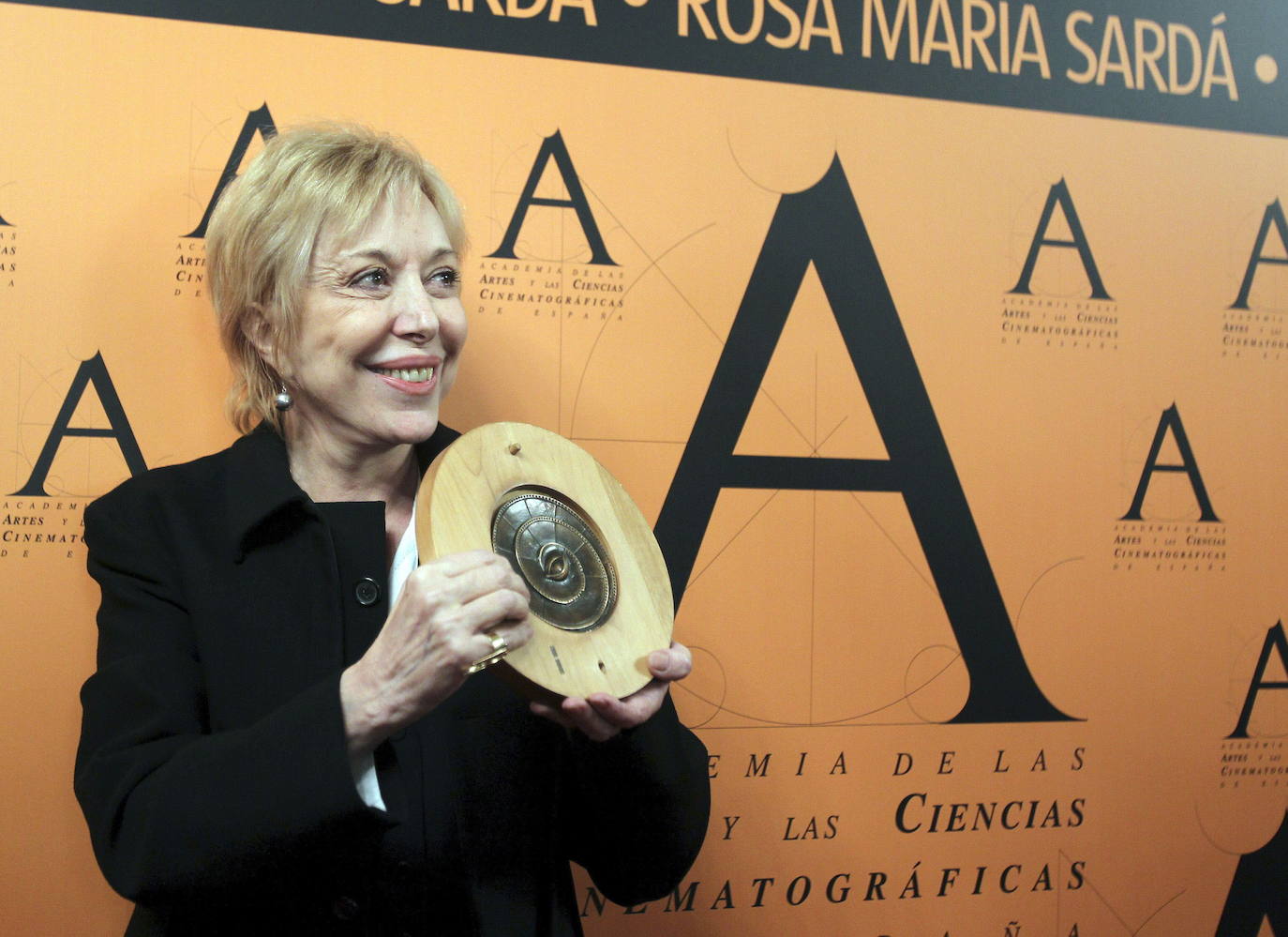 'Sin vergüenza' y '¿Por qué lo llaman amor cuando quieren decir sexo?' la coronaron con sendo premios Goya a mejor actriz de reparto, pero la carrera cinematográfica de Rosa María Sardá, fallecida a los 78 años, está plagada de títulos que le hicieron merecedora también de la Medalla de Oro de la Academia. A lo largo de su carrera ha compartido escena con muchos nombres conocidos del cine español como Fernando Fernán Gómez.