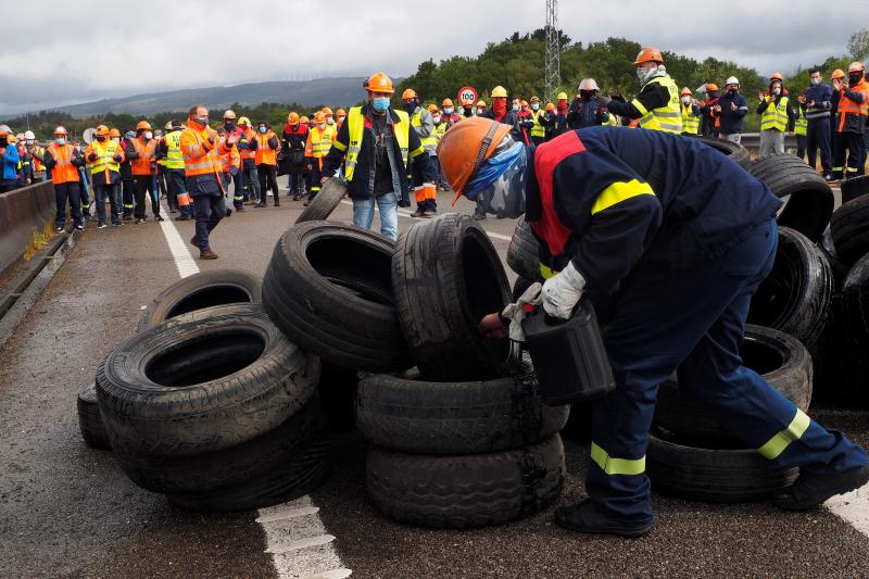 Trabajadores de Alcoa de La Coruña han establecido barricadas y quemado neumáticos en la autovía AG-64, cerca de Vilalba, que comunica con Ferrol y con la costa de Lugo, para urgir una solución al Gobierno central y la Xunta de Galicia ante los despidos.