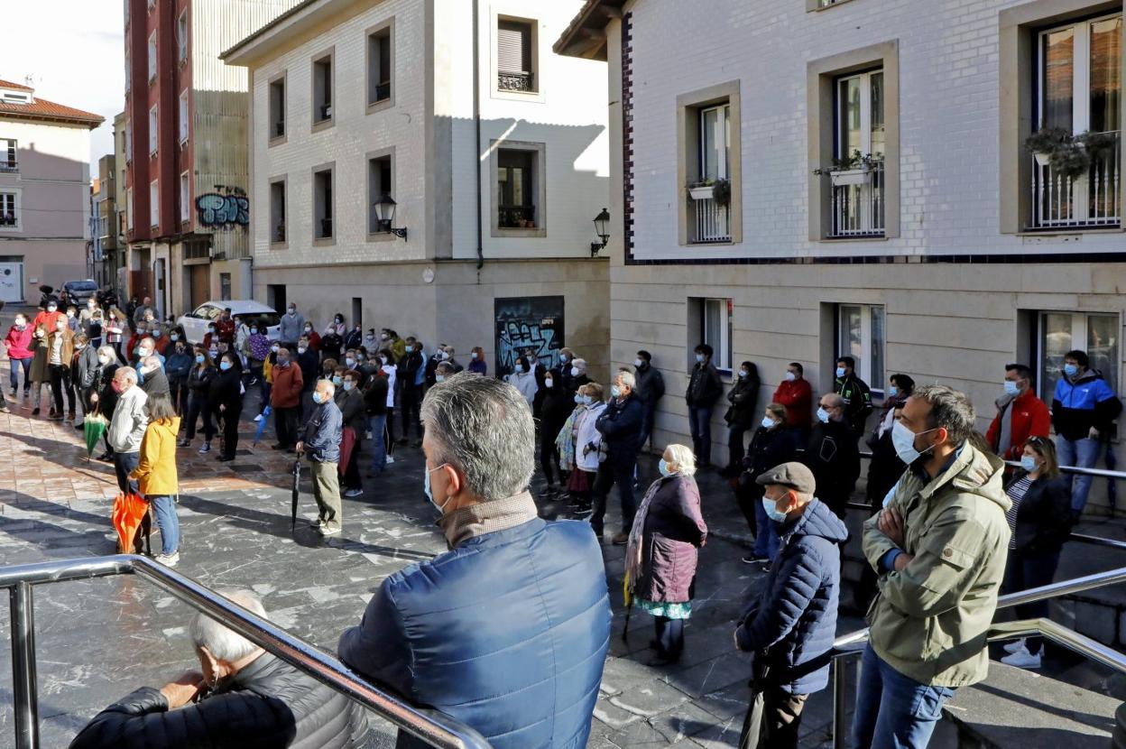 Los residentes de Cimavilla se concentraron frente a la asociación vecinal, en la plaza de la Soledad. 