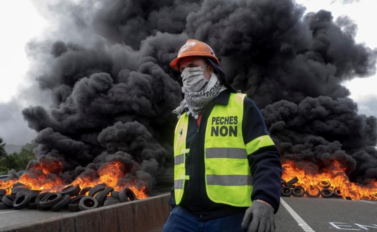 Protestas de trabajadores de Alcoa en la AG-64 cerca de Vilalba.