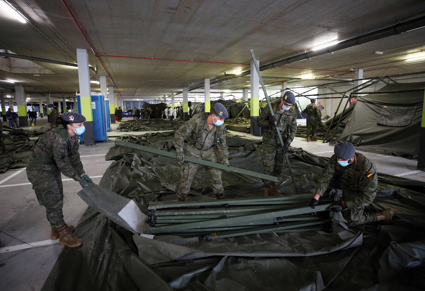 Soldados proceden al desmontaje del hospital de campaña del HUCA.