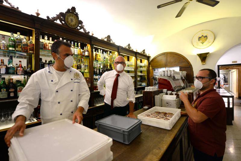 Venecia, la ciudad del amor, empieza a presentar un aspecto bien distinto. Los turistas ya empiezan a hacer acto de presencia por sus canales y calles, y lugares tan emblemáticos como el Café Florian, del siglo XVIII, y construcciones de la Plaza de San Marcos empiezan a abrir sus puertas tras varias semanas clausuradas.