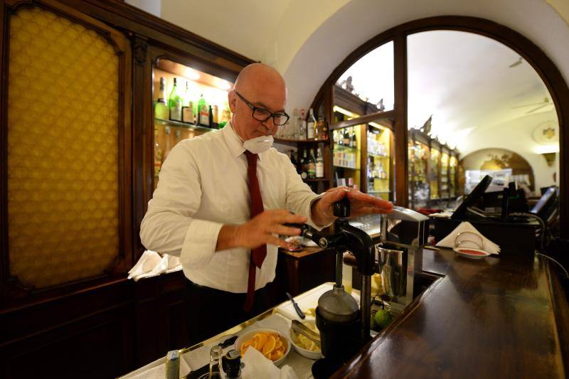 Venecia, la ciudad del amor, empieza a presentar un aspecto bien distinto. Los turistas ya empiezan a hacer acto de presencia por sus canales y calles, y lugares tan emblemáticos como el Café Florian, del siglo XVIII, y construcciones de la Plaza de San Marcos empiezan a abrir sus puertas tras varias semanas clausuradas.