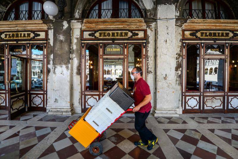 Venecia, la ciudad del amor, empieza a presentar un aspecto bien distinto. Los turistas ya empiezan a hacer acto de presencia por sus canales y calles, y lugares tan emblemáticos como el Café Florian, del siglo XVIII, y construcciones de la Plaza de San Marcos empiezan a abrir sus puertas tras varias semanas clausuradas.
