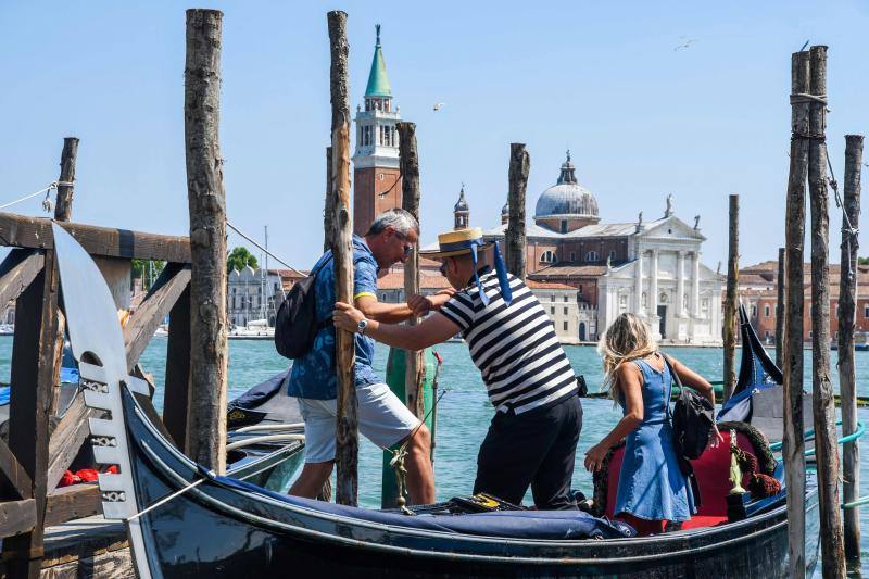Venecia, la ciudad del amor, empieza a presentar un aspecto bien distinto. Los turistas ya empiezan a hacer acto de presencia por sus canales y calles, y lugares tan emblemáticos como el Café Florian, del siglo XVIII, y construcciones de la Plaza de San Marcos empiezan a abrir sus puertas tras varias semanas clausuradas.