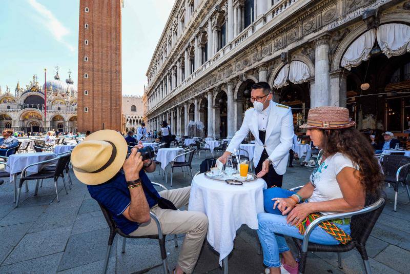 Venecia, la ciudad del amor, empieza a presentar un aspecto bien distinto. Los turistas ya empiezan a hacer acto de presencia por sus canales y calles, y lugares tan emblemáticos como el Café Florian, del siglo XVIII, y construcciones de la Plaza de San Marcos empiezan a abrir sus puertas tras varias semanas clausuradas.