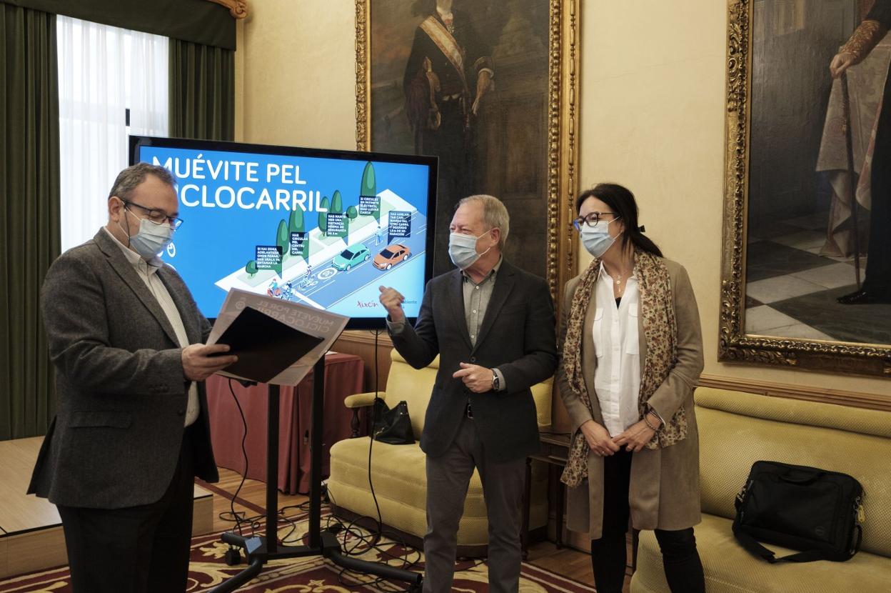 Martín departe con José Luis Valdés y Marián Mallavibarrena, de la Jefatura Provincial de Tráfico, tras presentarse la campaña. 