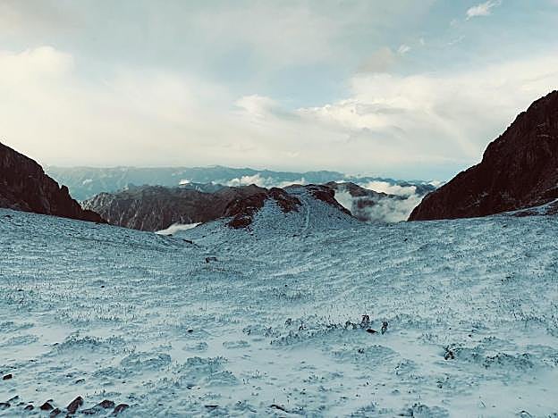 Entorno del refugio del Urriellu, el pasado jueves. Ayer, la capa de nieve se redujo. 