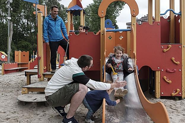 David y Héctor Martí (izquierda) junto a Pablo Abolafia y sus hijos, el pequeño Guillermo e Irene. 