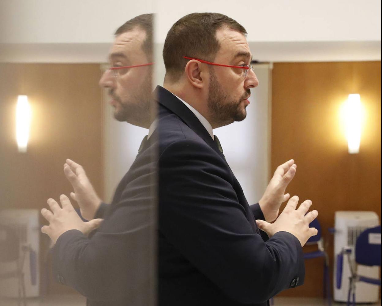 Adrián Barbón, durante su comparecencia.