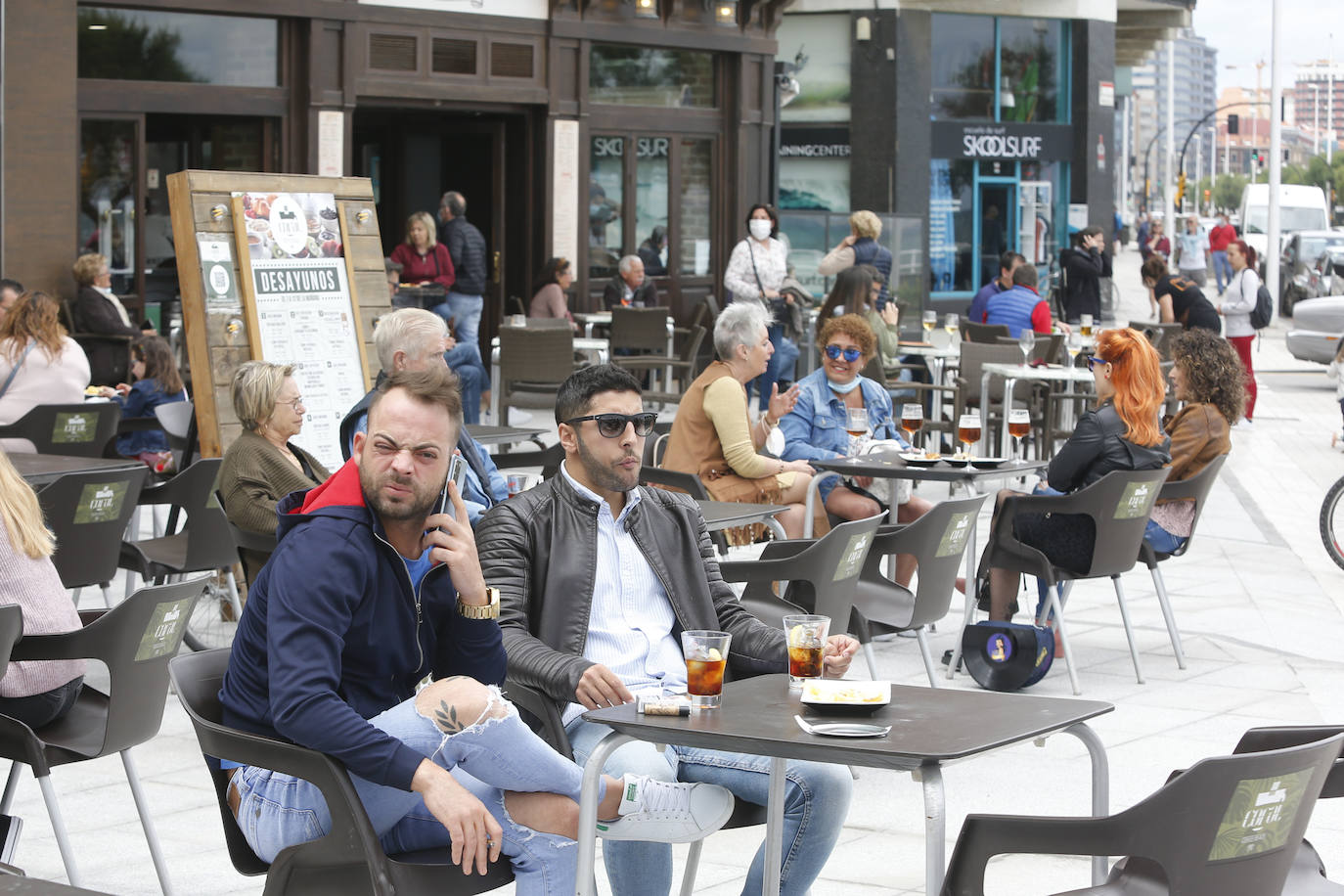 Fotos: Los gijoneses toman parques, playas y terrazas