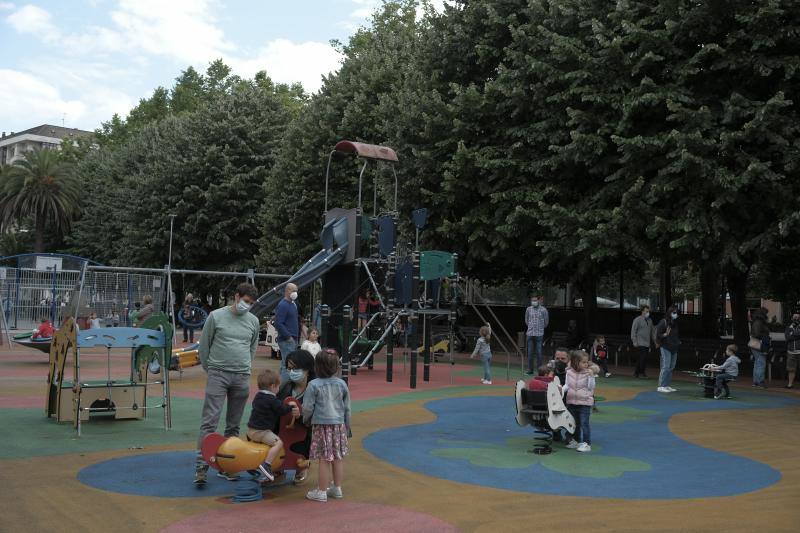 Fotos: Los gijoneses toman parques, playas y terrazas