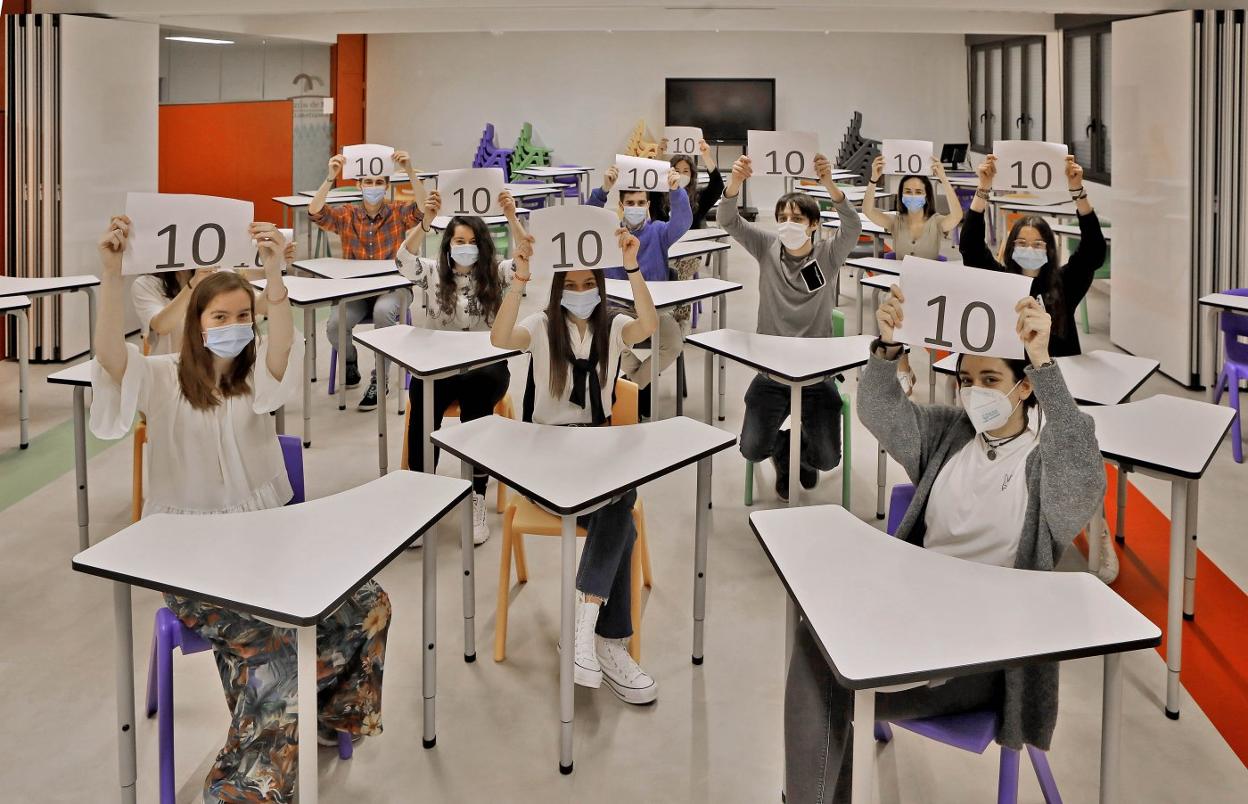 Los once alumnos del Codema que han obtenido un pleno de dieces en 2º de Bachillerato. 