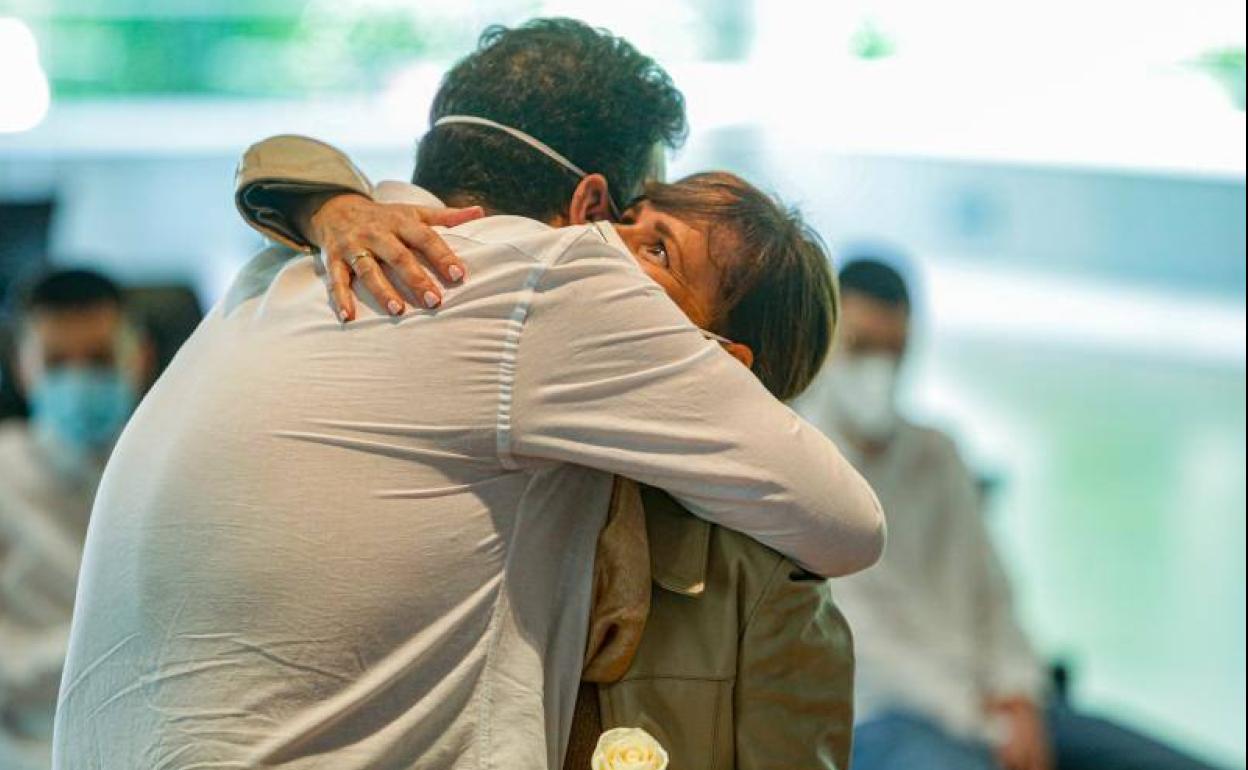 Cómo dar el 'abrazo perfecto' para evitar contagios