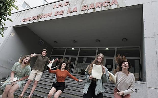 Imagen principal - Arriba, la cinco matrículas de honor del IES Calderón de la Barca: Ángeles Pérez, Alejandro Álvarez, Lucía Díaz, Celia González y Covadonga Mitre. A la izquierda, María Luz Gutiérrez, Sara García, Cecilia Cora y Marta Marín. Detrás, Hugo García, Itsasne Martínez, María Alzaga y Pablo Antona, del IES Universidad Laboral; y a la derecha, Luis Álvarez, Jorge Trapiella y Paula Iglesias, de los Jesuitas.