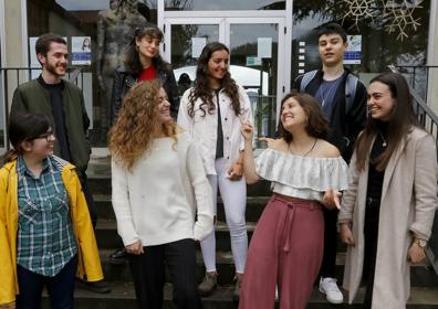 Imagen secundaria 1 - Arriba, la cinco matrículas de honor del IES Calderón de la Barca: Ángeles Pérez, Alejandro Álvarez, Lucía Díaz, Celia González y Covadonga Mitre. A la izquierda, María Luz Gutiérrez, Sara García, Cecilia Cora y Marta Marín. Detrás, Hugo García, Itsasne Martínez, María Alzaga y Pablo Antona, del IES Universidad Laboral; y a la derecha, Luis Álvarez, Jorge Trapiella y Paula Iglesias, de los Jesuitas.