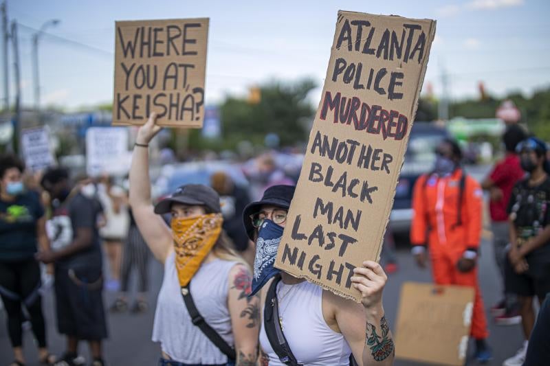 La muerte de otro joven negro, Rayshard Brooks, por disparos de un agente blanco en Atlanta ha desencadenado una nueva oleada de protestas contra el racismo y la violencia policial en Estados Unidos. Los manifestantes han cortado carreteras y han quemado el restaurante de comida rápida junto al que tuvo lugar el suceso.