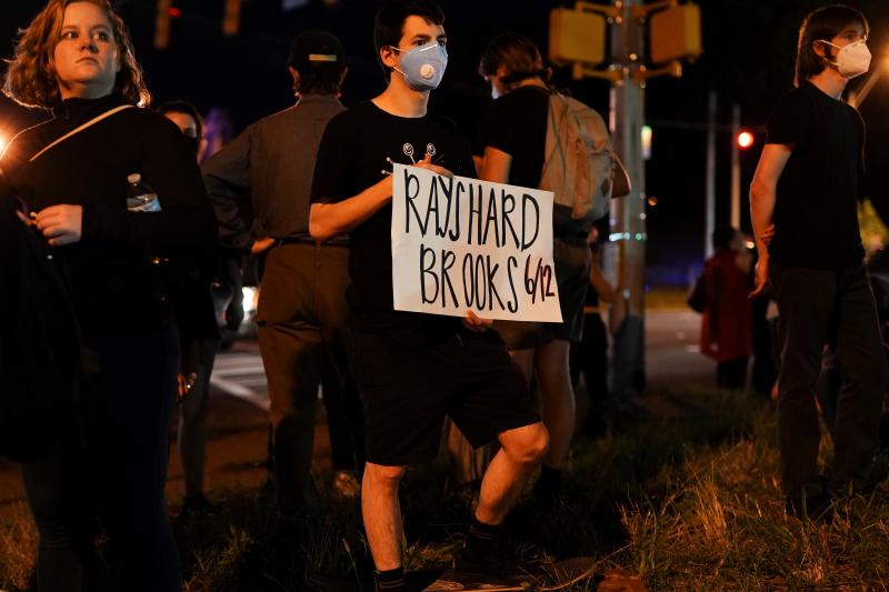La muerte de otro joven negro, Rayshard Brooks, por disparos de un agente blanco en Atlanta ha desencadenado una nueva oleada de protestas contra el racismo y la violencia policial en Estados Unidos. Los manifestantes han cortado carreteras y han quemado el restaurante de comida rápida junto al que tuvo lugar el suceso.
