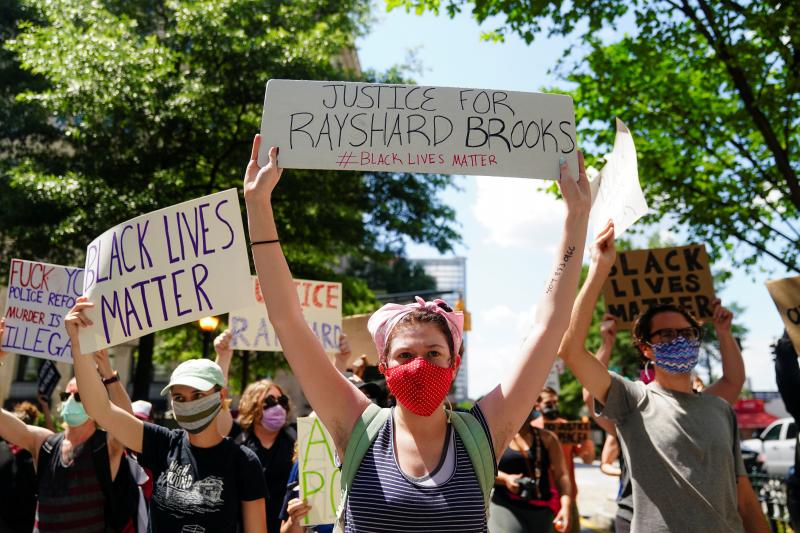 La muerte de otro joven negro, Rayshard Brooks, por disparos de un agente blanco en Atlanta ha desencadenado una nueva oleada de protestas contra el racismo y la violencia policial en Estados Unidos. Los manifestantes han cortado carreteras y han quemado el restaurante de comida rápida junto al que tuvo lugar el suceso.