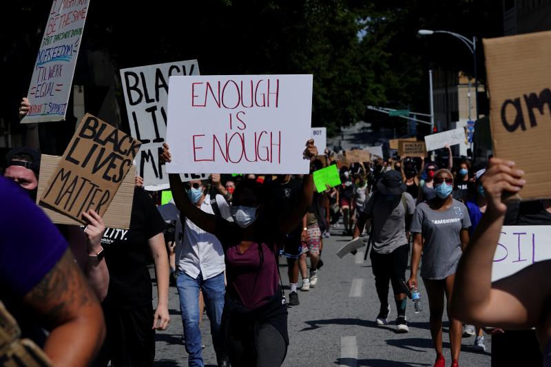 La muerte de otro joven negro, Rayshard Brooks, por disparos de un agente blanco en Atlanta ha desencadenado una nueva oleada de protestas contra el racismo y la violencia policial en Estados Unidos. Los manifestantes han cortado carreteras y han quemado el restaurante de comida rápida junto al que tuvo lugar el suceso.