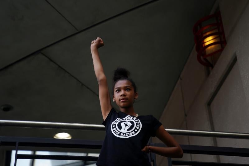 La muerte de otro joven negro, Rayshard Brooks, por disparos de un agente blanco en Atlanta ha desencadenado una nueva oleada de protestas contra el racismo y la violencia policial en Estados Unidos. Los manifestantes han cortado carreteras y han quemado el restaurante de comida rápida junto al que tuvo lugar el suceso.