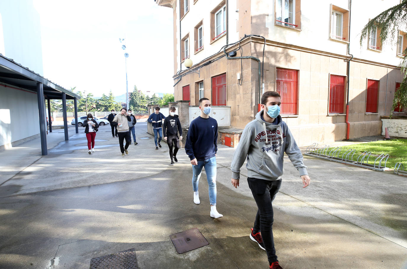 Cerca de 400 estudiantes estaban convocados en la Escuela Politécnica de Mieres, la Facultad de Química y la Escuela de Ingeniería Informática