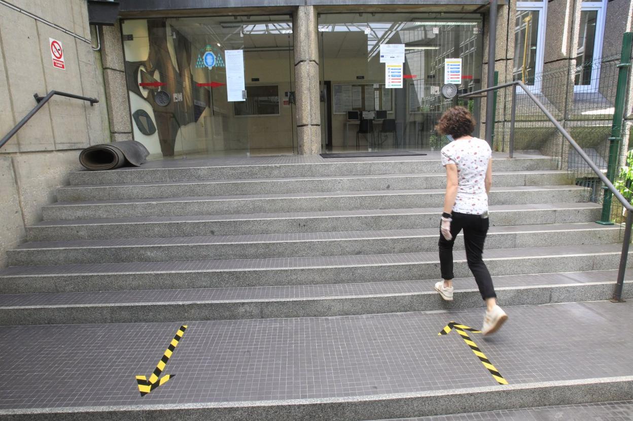 Señalización preparada en la Facultad de Geología, en Oviedo. 
