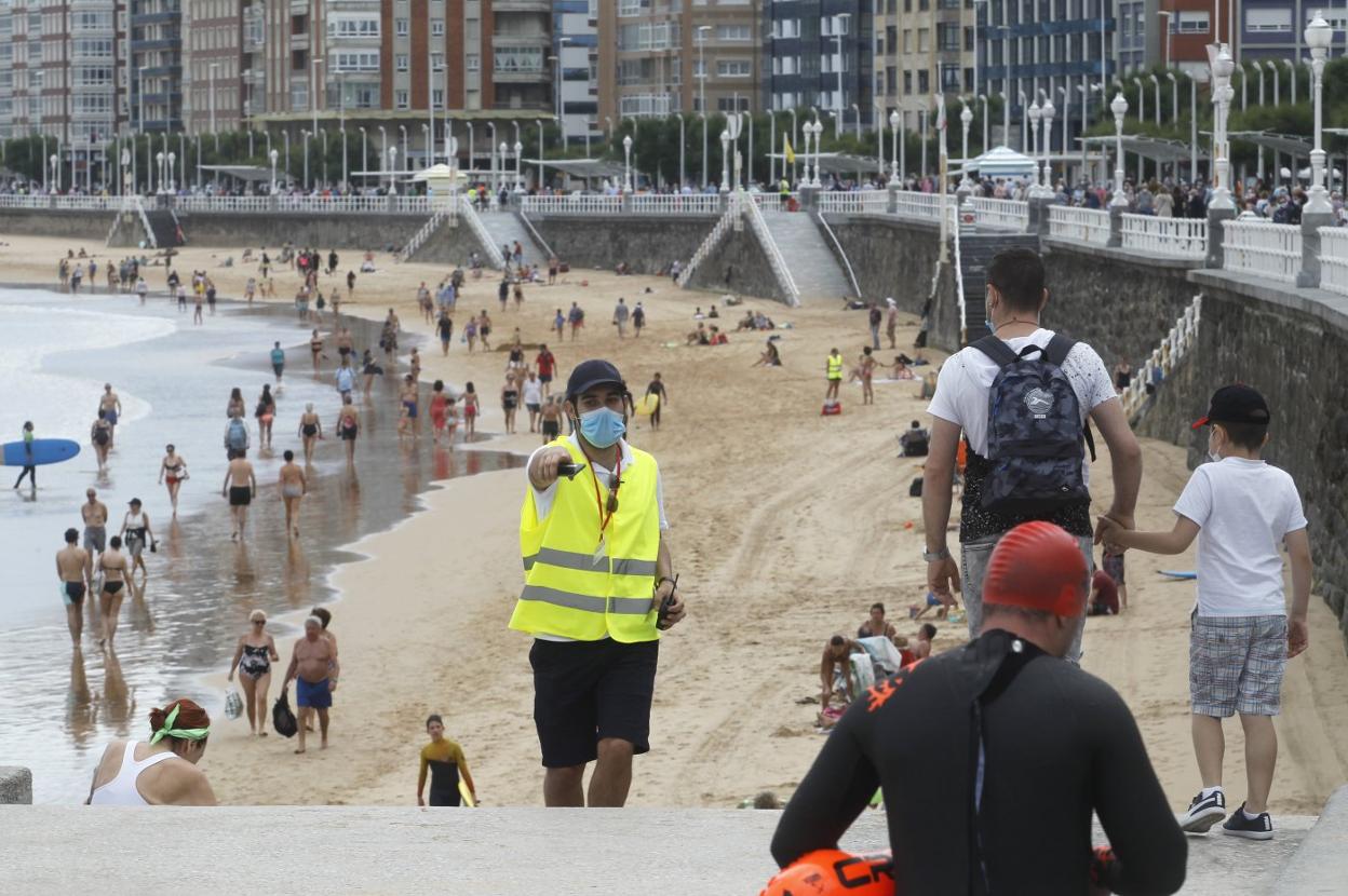 Un acomodador da indicaciones en la Escalerona, en un domingo de escasa afluencia. 