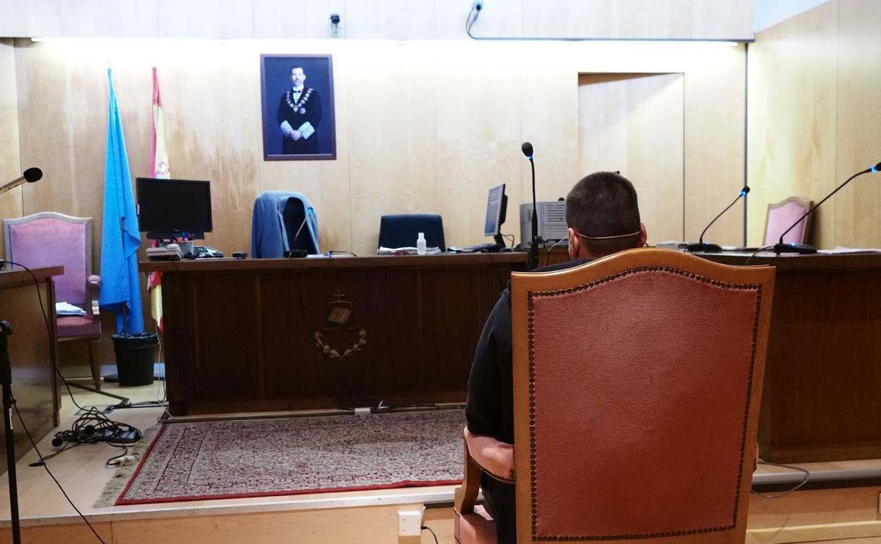 El acusado en el Juzgado de Avilés esta mañana 