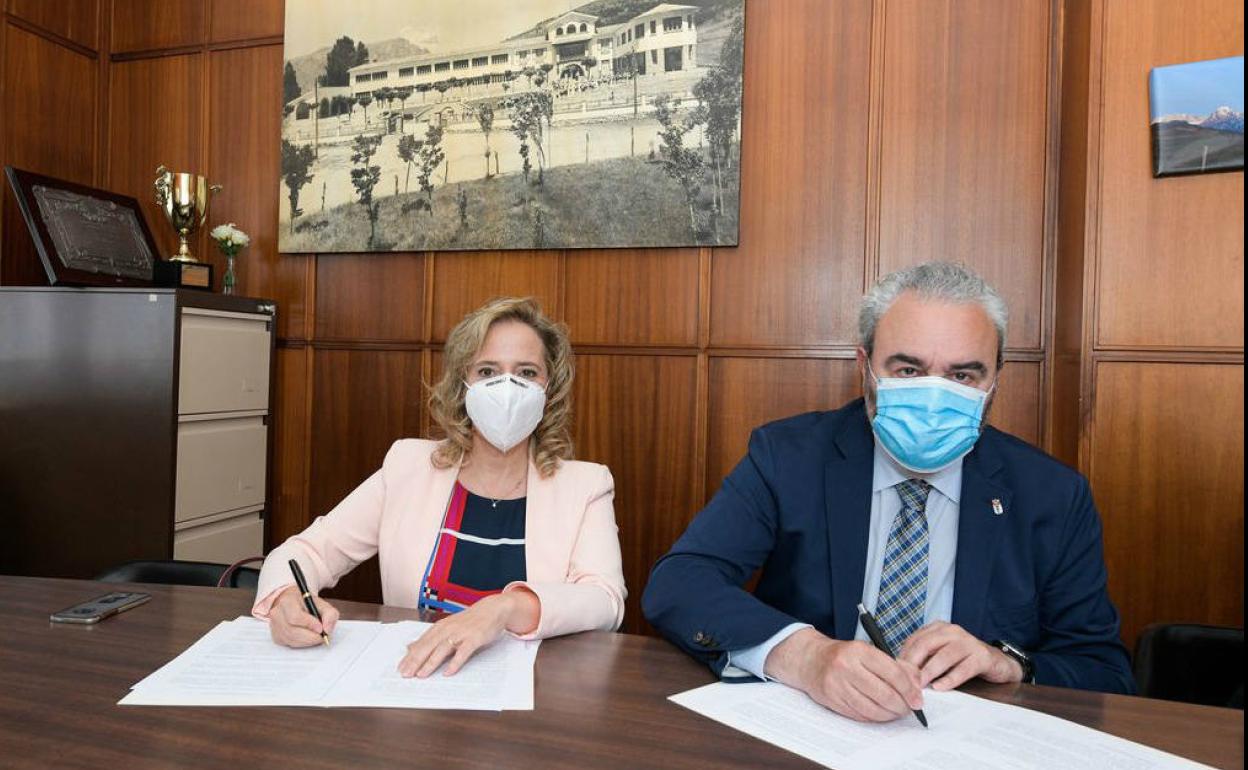 María Belarmina Díaz, directora general de Energía, Minería y Reactivación y presidenta del Fundoma, y Manuel Paredes, presidente en funciones del Real Oviedo.